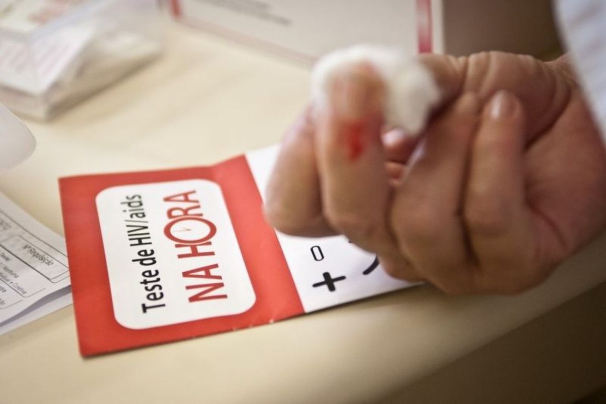 135 mil convivem com HIV no Brasil e não sabem, diz MS