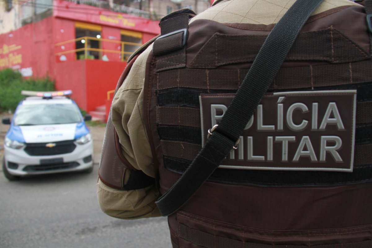 Suspeito de ameaçar ambulantes na fila do cadastramento para o carnaval de Salvador é detido pela PM 