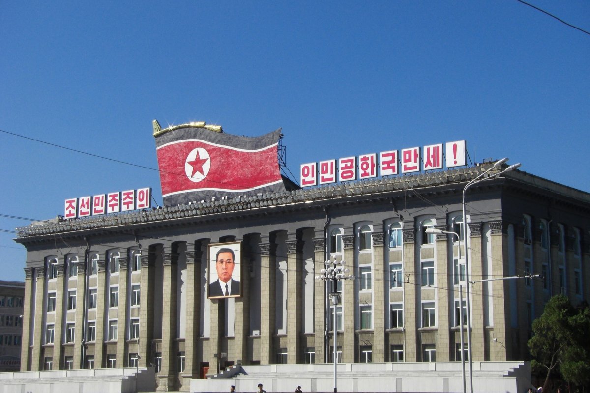 Coreia do Norte realiza desfile e exibe o maior número de mísseis nucleares já vistos
