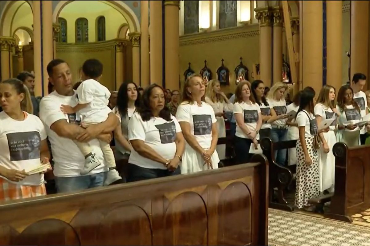 Missa de sétimo dia de Glória Maria reúne família e amigos no Rio de Janeiro! 
