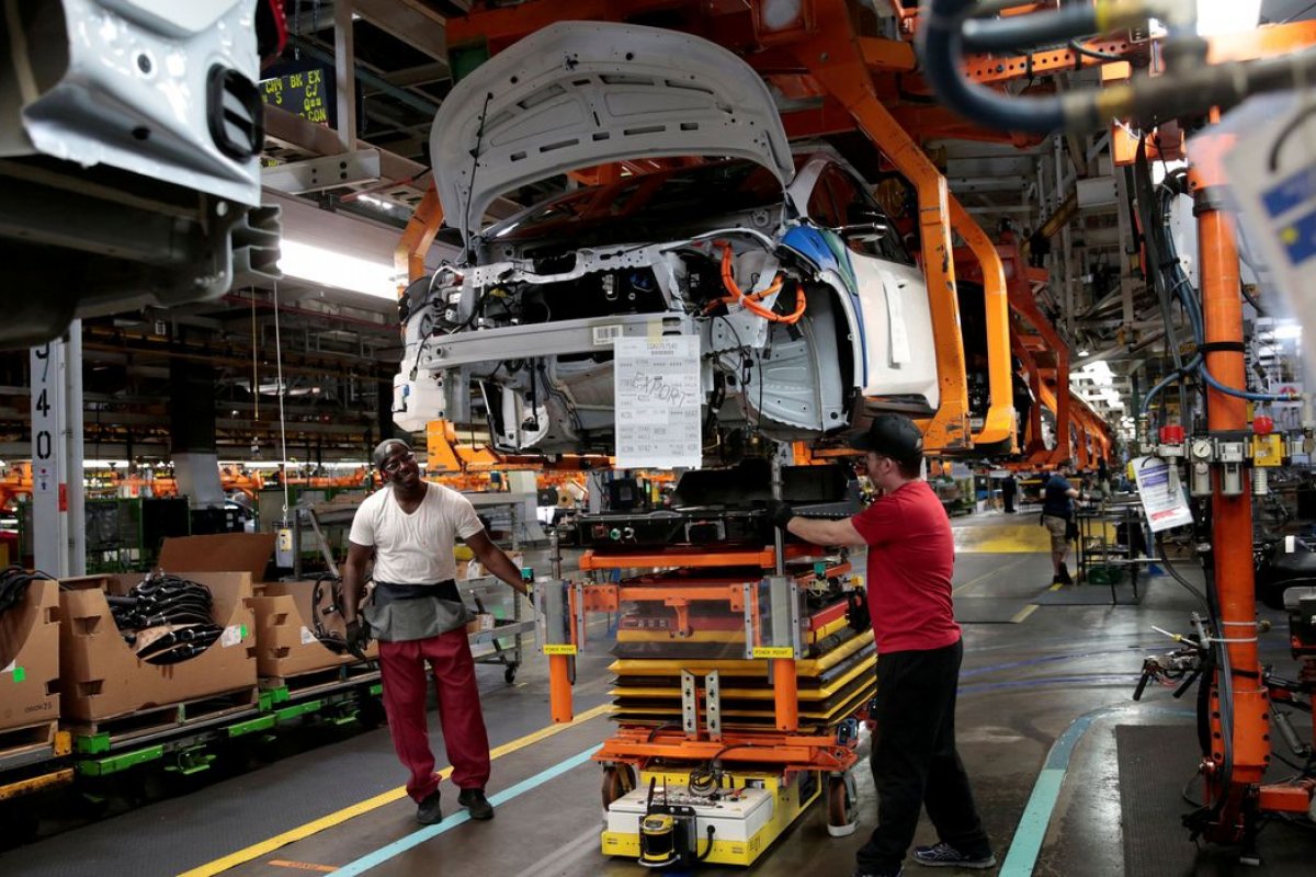 Salário de admissão na indústria tem alta de 4,5% em 2022 e supera o do comércio