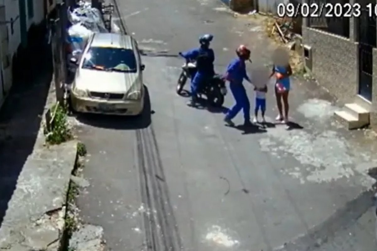 Homem desce de moto e rouba celular da mão de criança de 4 anos em Salvador 