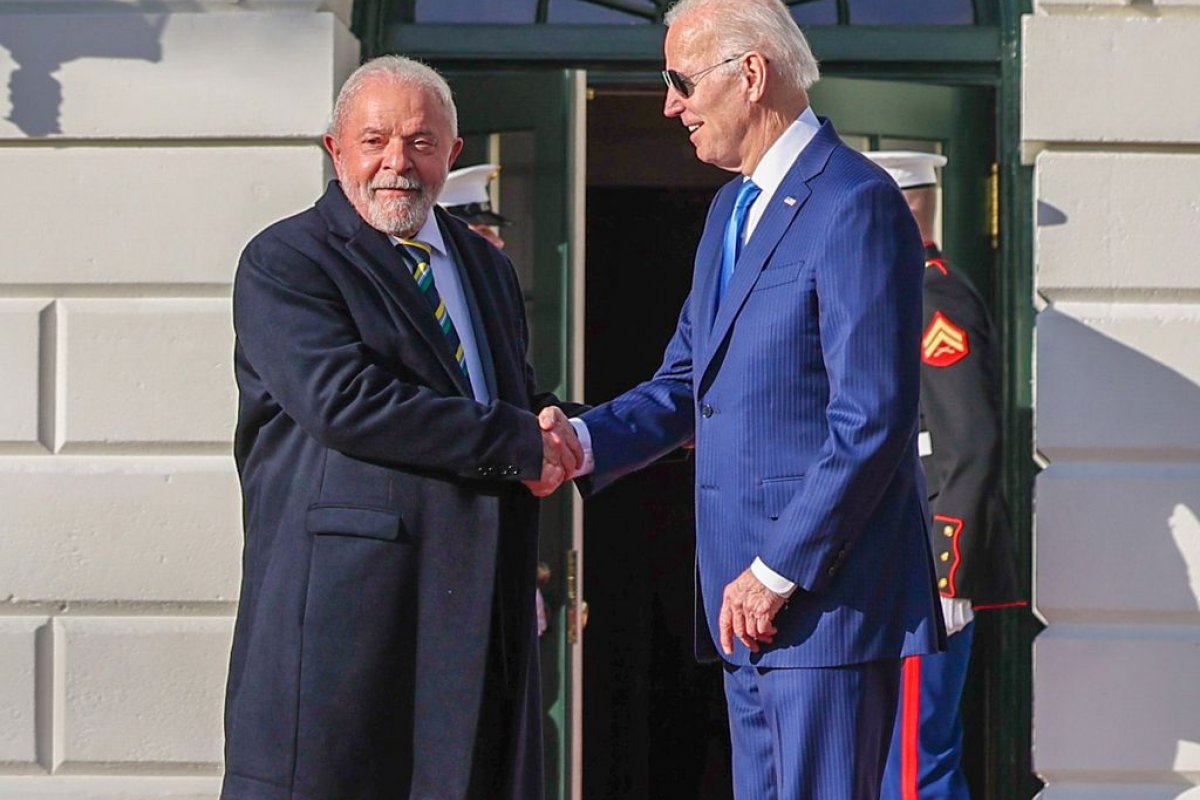 Lula afirma que "democracia foi testada nos dois países" em encontro com Biden