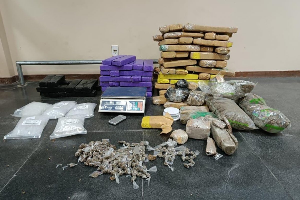 Feira de Santana: suspeitos de tráfico fogem da Rondesp Leste e abandonam 100 kg de maconha