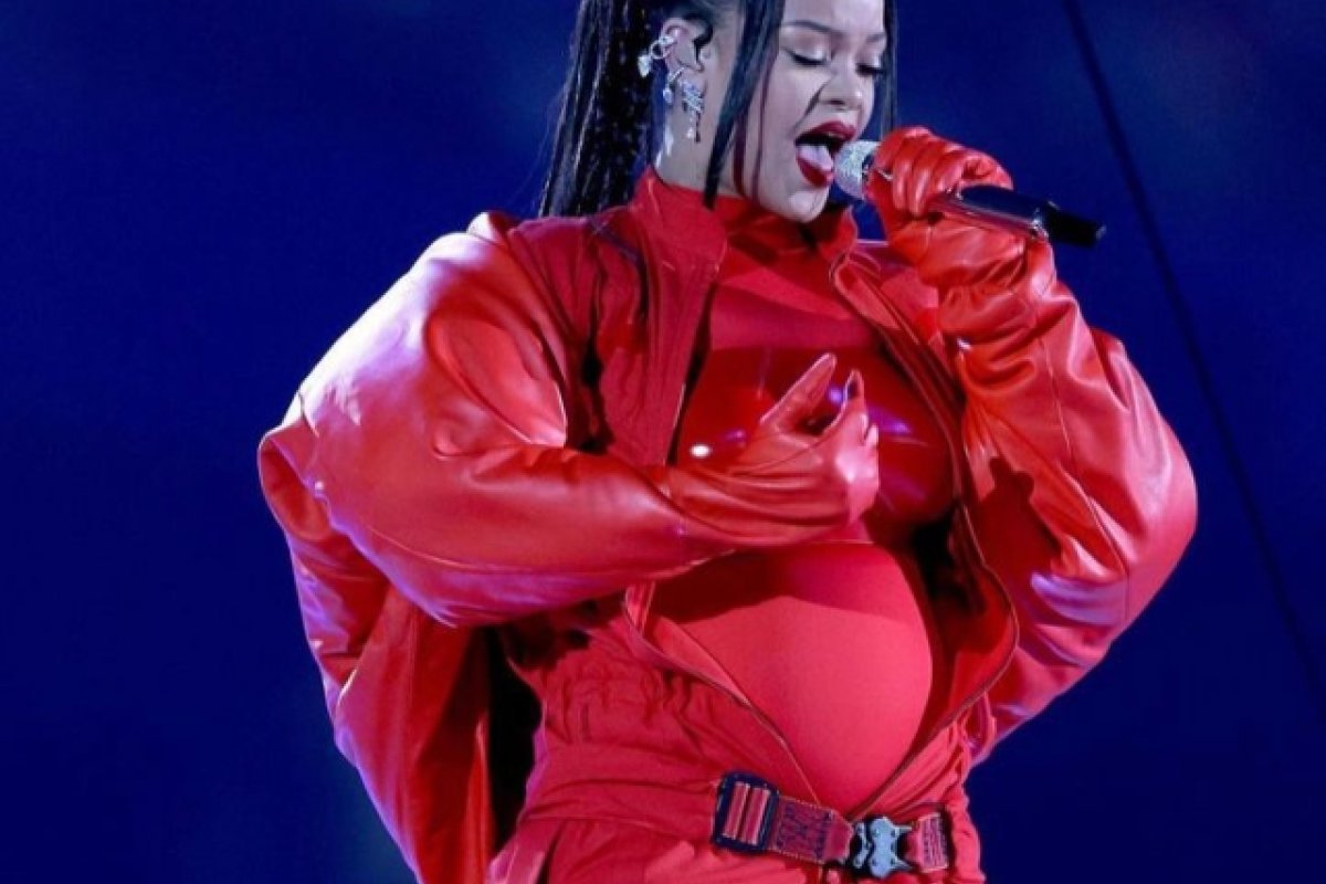 Após hiato de 7 anos, Rihanna anuncia segundo filho em show do intervalo do Super Bowl