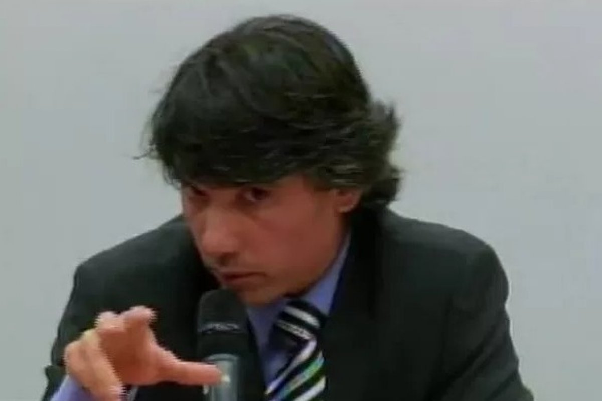 Delegado que investigou facada em Bolsonaro assume cargo de diretor na PF