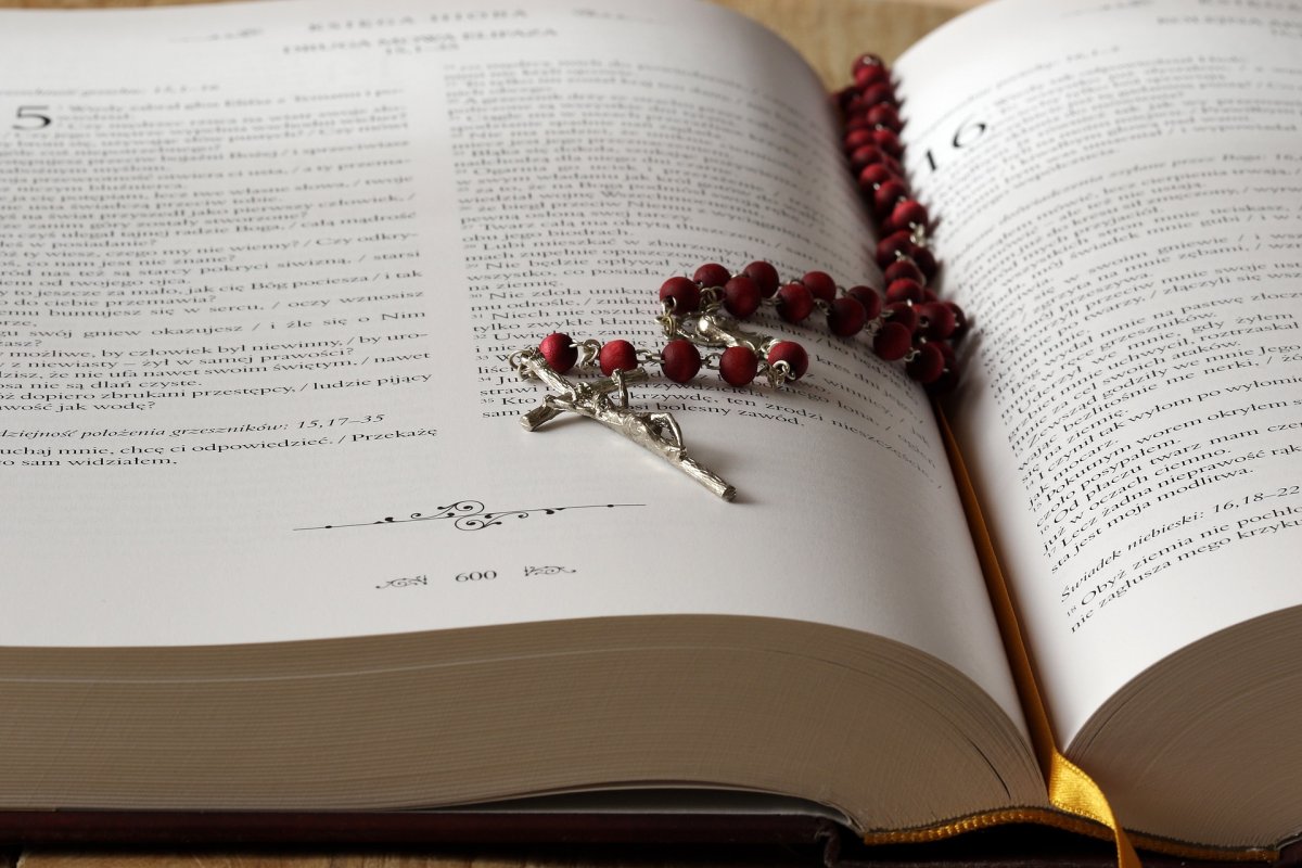 Igreja da Inglaterra vai considerar usar linguagem neutra nos cultos 