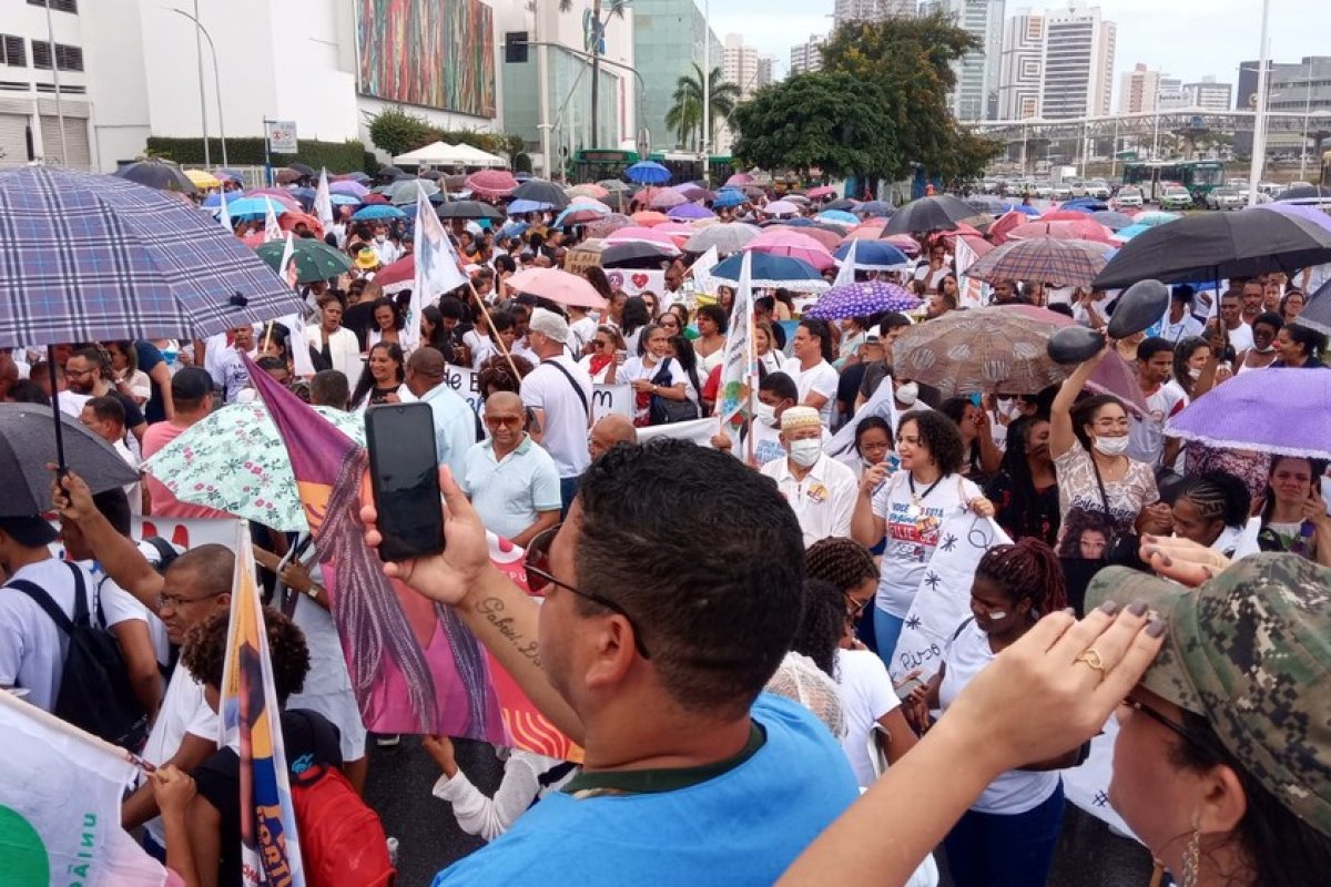 Manifestação: profissionais da área da enfermagem realizam protesto em Salvador