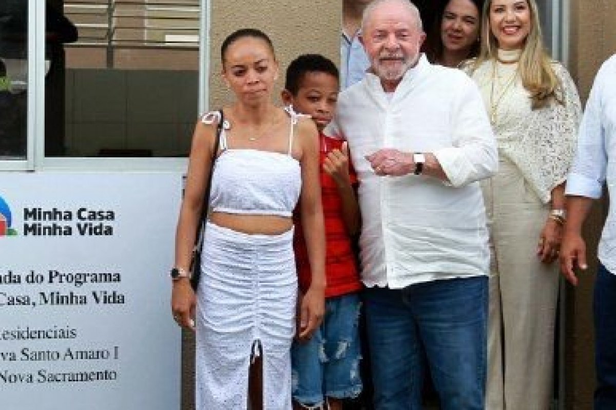 "O bozo se escondeu nos Estados Unidos com medo de mim", diz Lula em Santo Amaro 