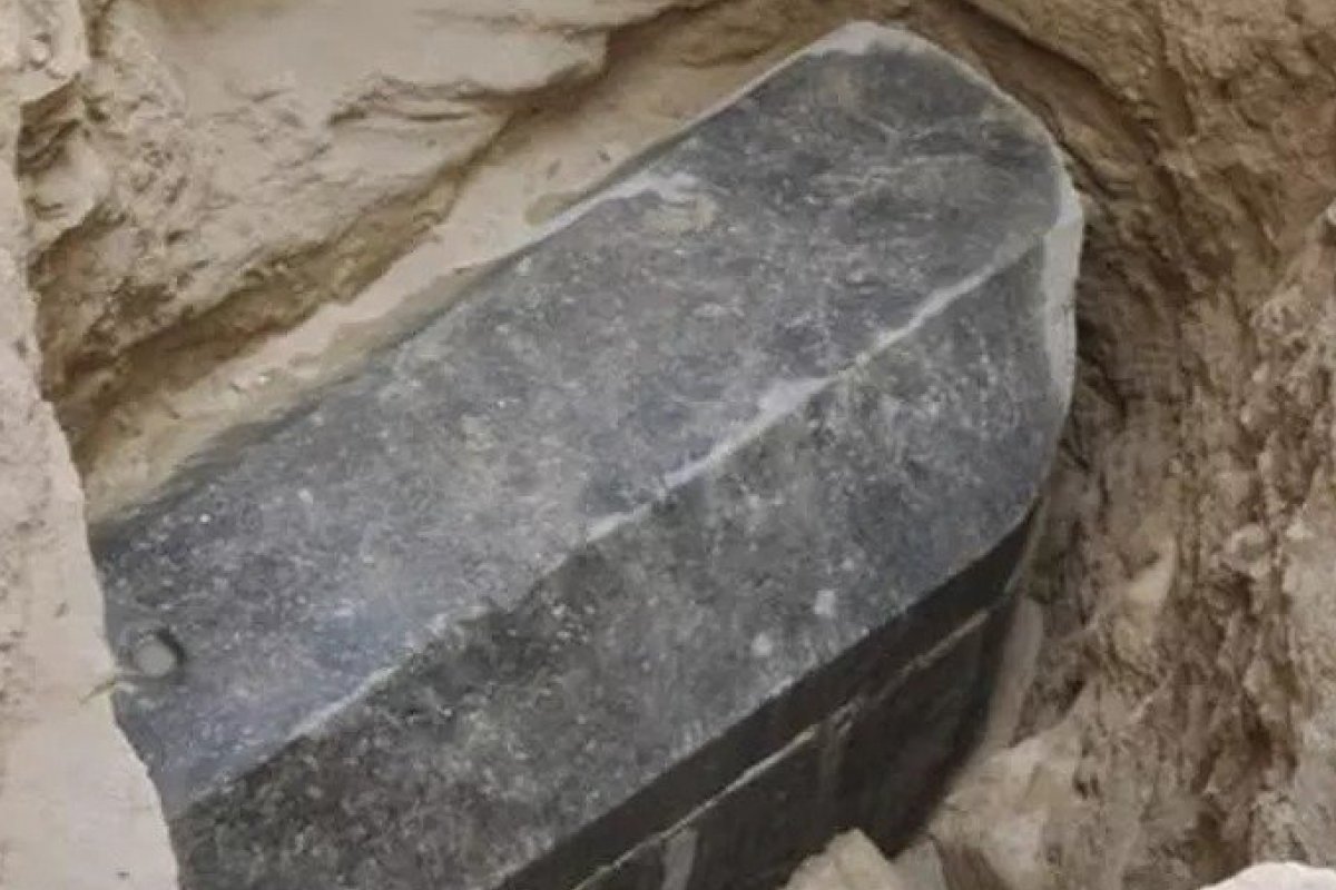 Sarcófago é encontrado em cemitério romano de 2 mil anos, diz ministério