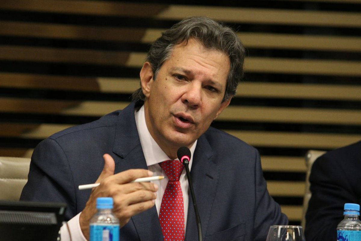 Após Haddad negar mudança na meta da inflação, Dólar e Bolsa sobem