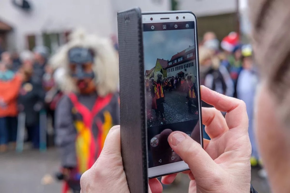 Com a chegada do Carnaval, foliões devem redobrar cuidados com celulares