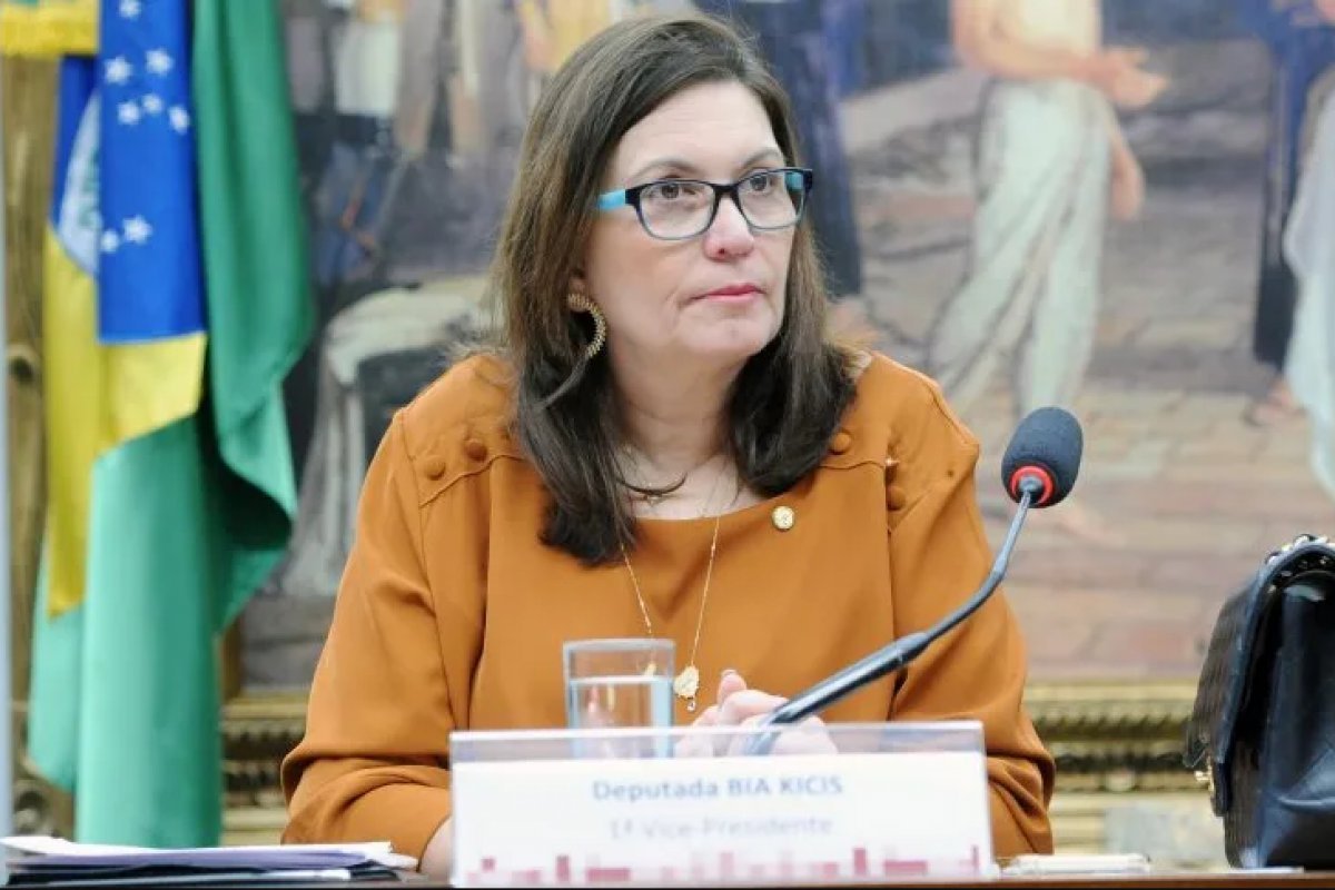 Bia Kicis defende que manifestantes sejam soltos e afirma que o grupo "sequer cometeu crime"