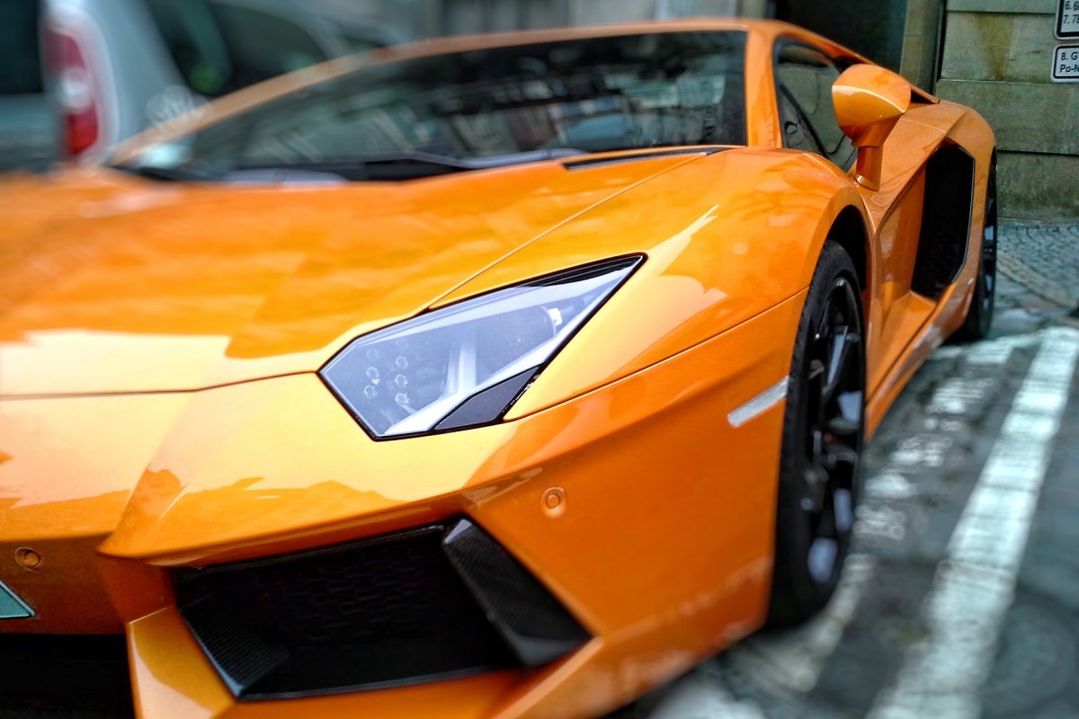 Manobrista confunde freio com acelerador e bate duas Lamborghinis que valem R$16 milhões 