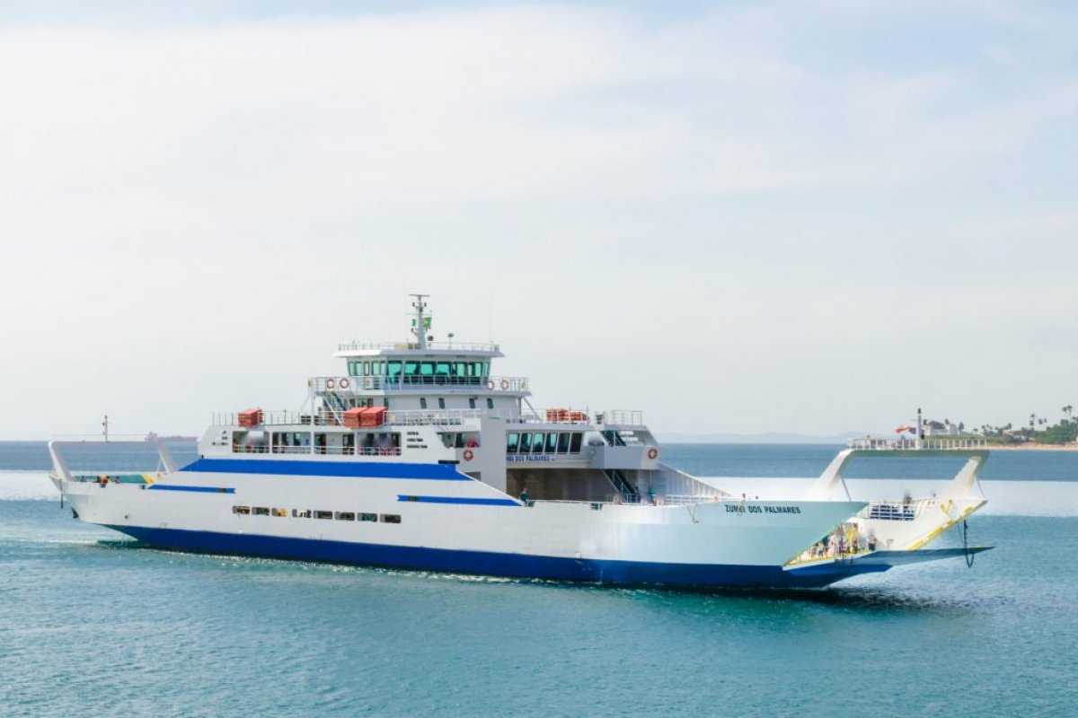 Homem passa mal no terminal do ferry-boat, em Salvador