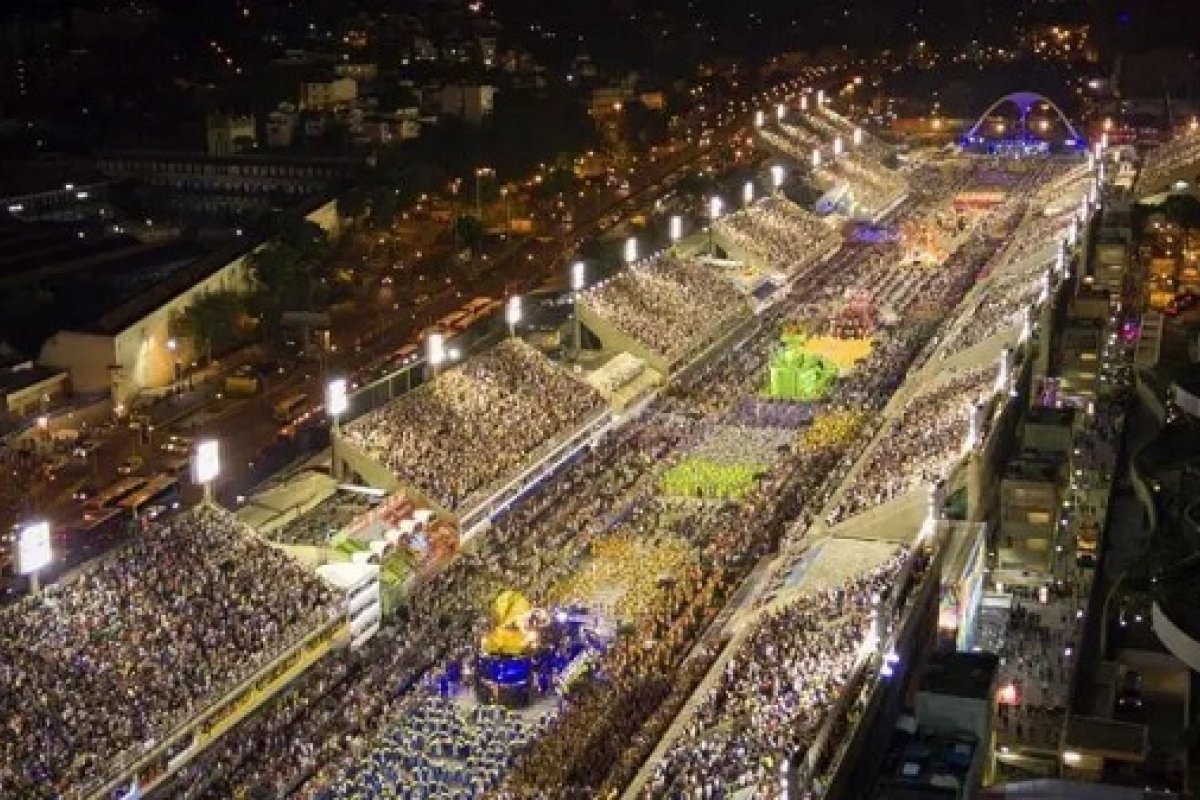 Escolas de samba do Rio e São Paulo desfilam valorização e resgate dos negros, mulheres e indígenas