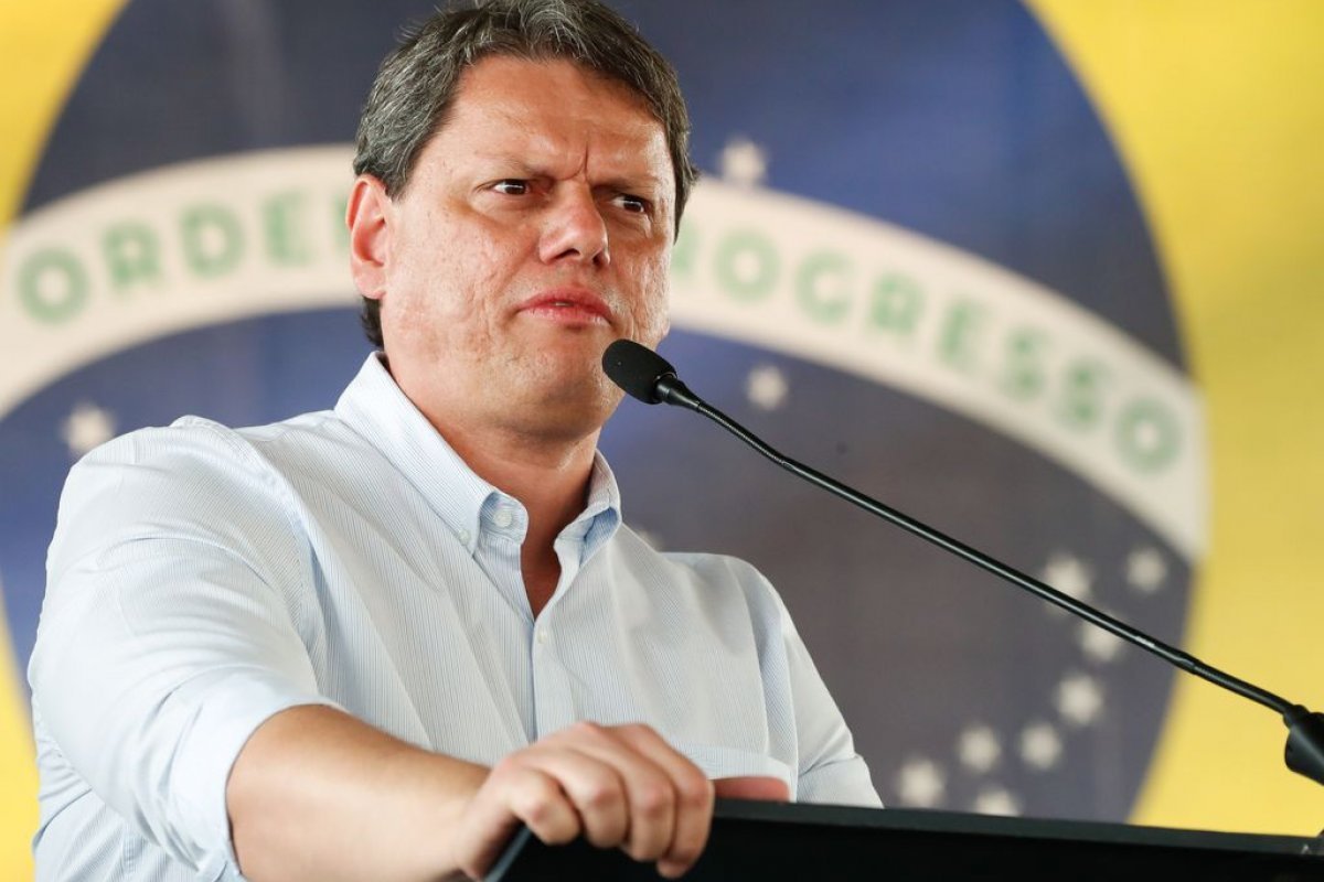 Governador Tarcísio Gomes testa negativo para covid e retorna ao gabinete 