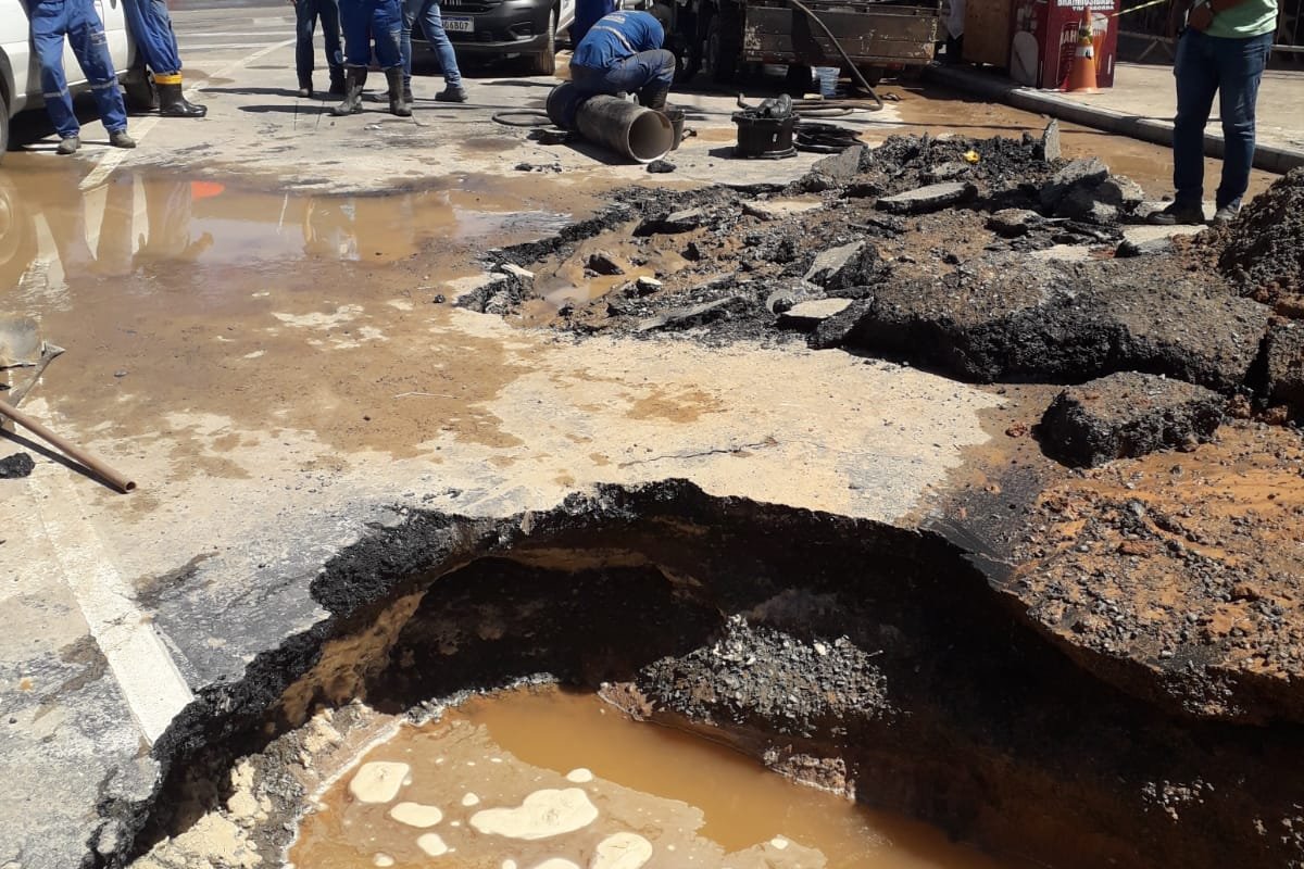Novo vazamento em rede da Embasa forma cratera e causa transtornos no circuito em Ondina