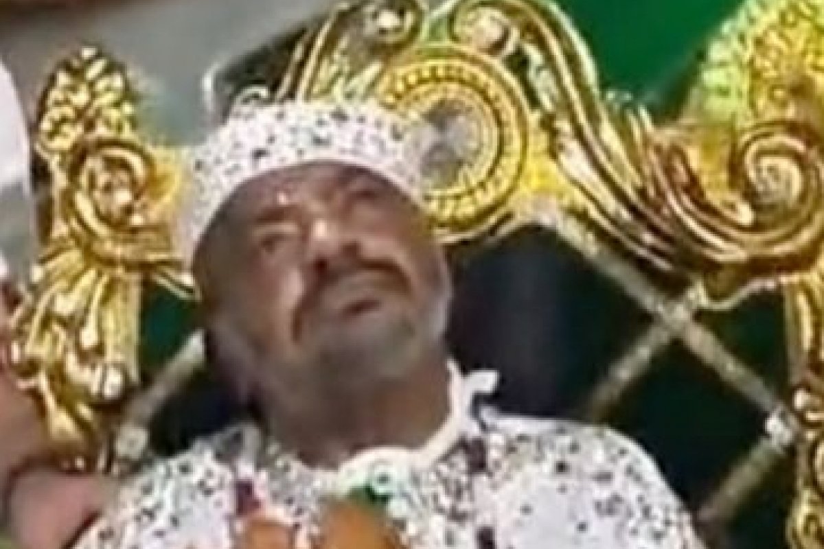 Carnaval 2023: Arlindo Cruz é homenageado na Sapucaí e desfila com o machado de Xangô nas mãos! 