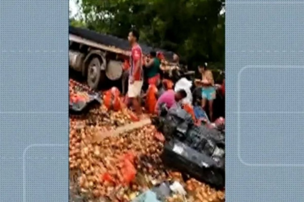 Colisão entre três caminhões deixa duas pessoas mortas e uma ferida na Bahia 
