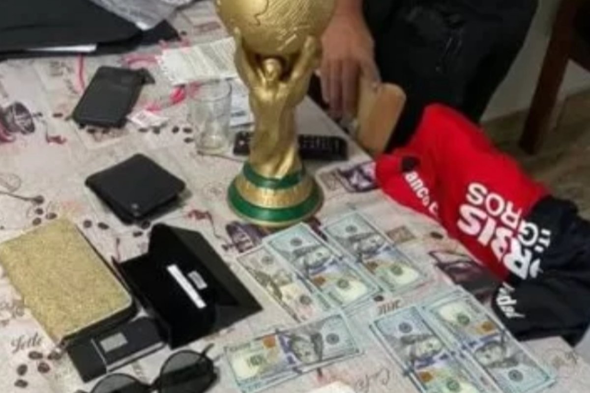 Argentinos são presos em SC com R$ 35 mil e réplica da taça da Copa 