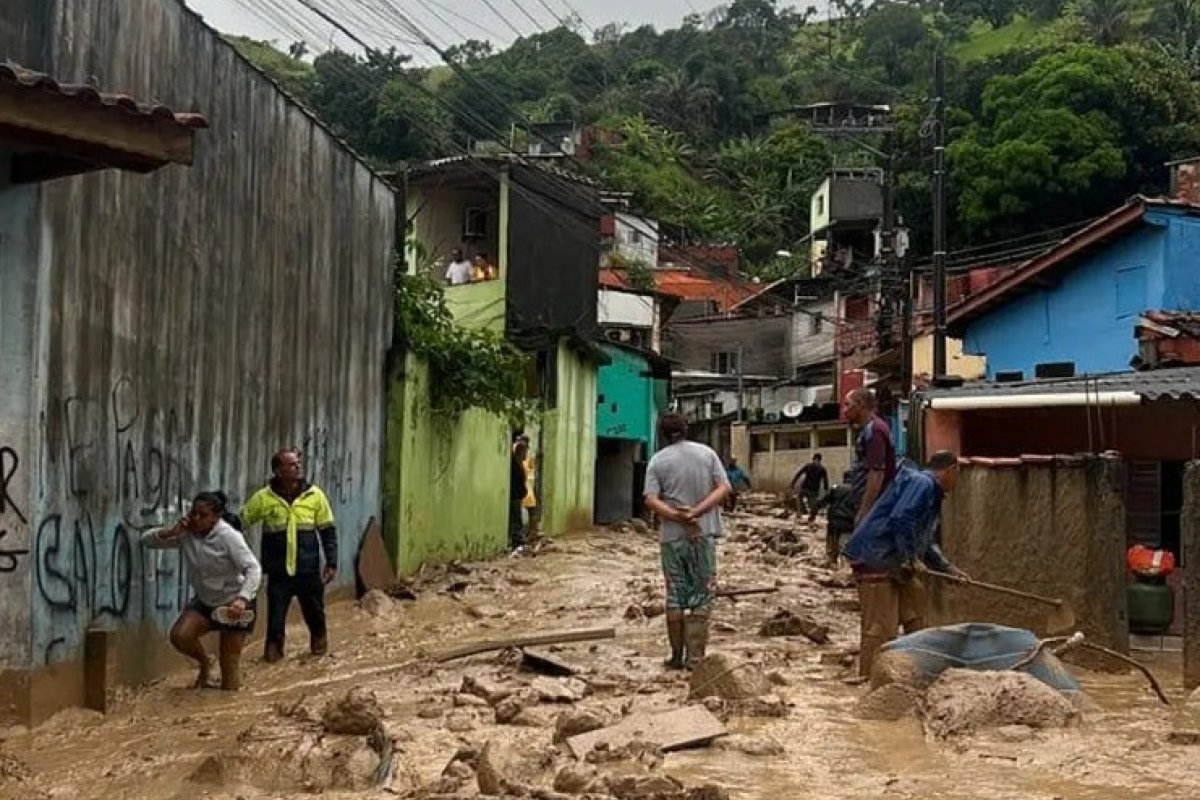 Lula viaja a São Paulo para visitar áreas afetadas por chuvas no Litoral Norte