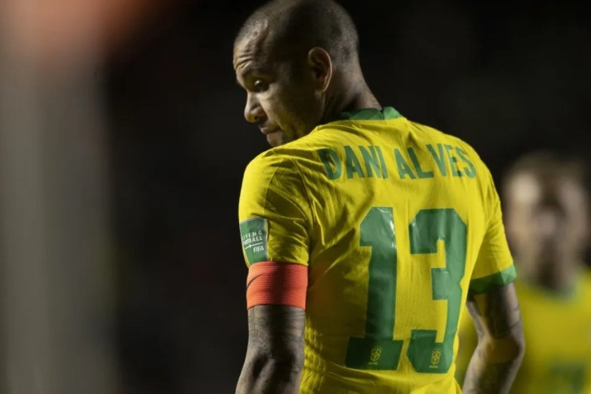 Justiça da Espanha nega recurso de Daniel Alves e jogador segue preso