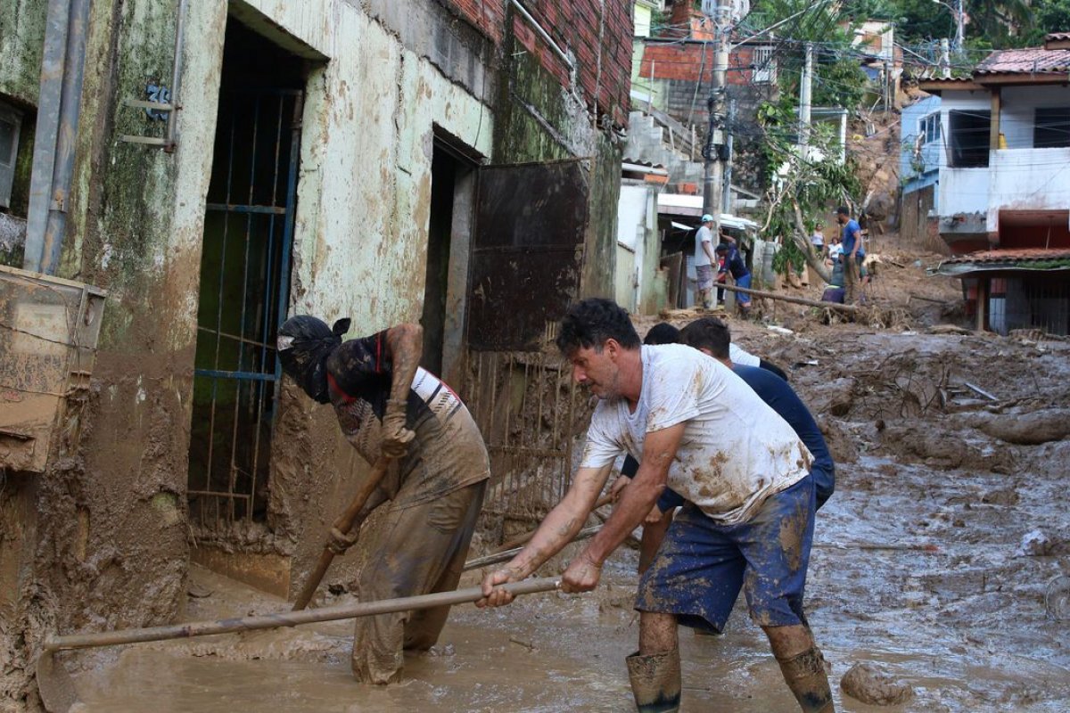 Voluntários fazem mutirão de limpeza e distribuem doações após fortes chuvas no Litoral Norte de SP