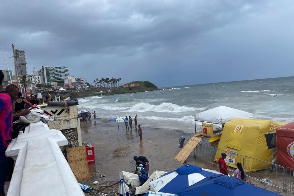 Baianos e turistas devem evitar praias nesta terça-feira (21), alerta Salvamar 