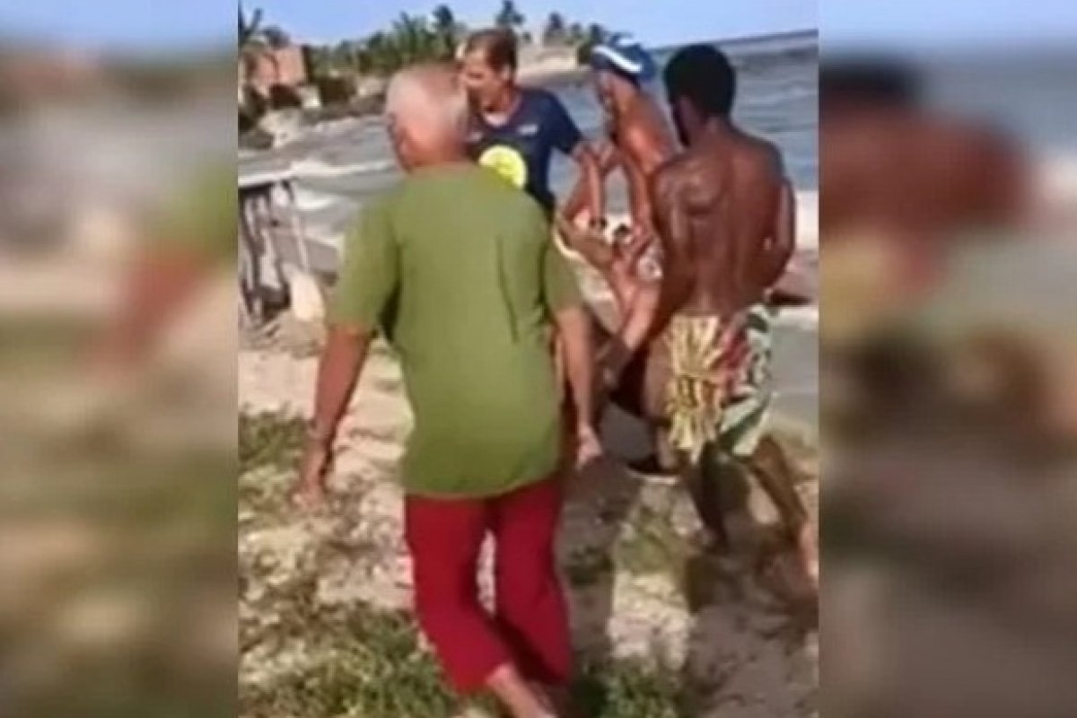 Surfista fica gravemente ferido após ser mordido por tubarão