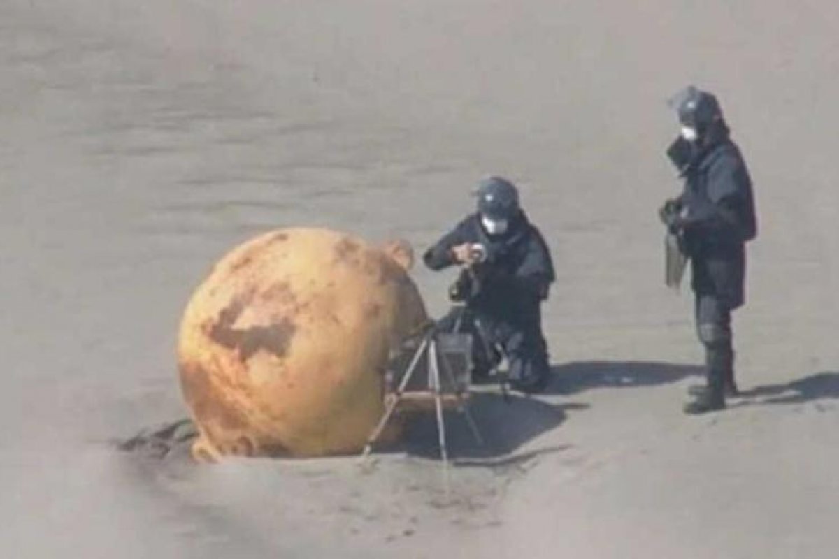 Bola de metal misteriosa surge em praia no Japão