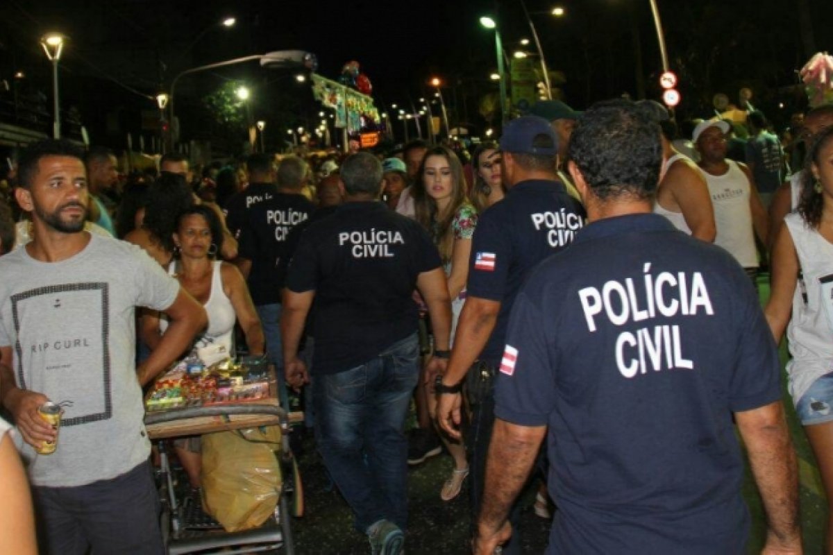 Mulher é presa após chamar ambulante de "macaco"