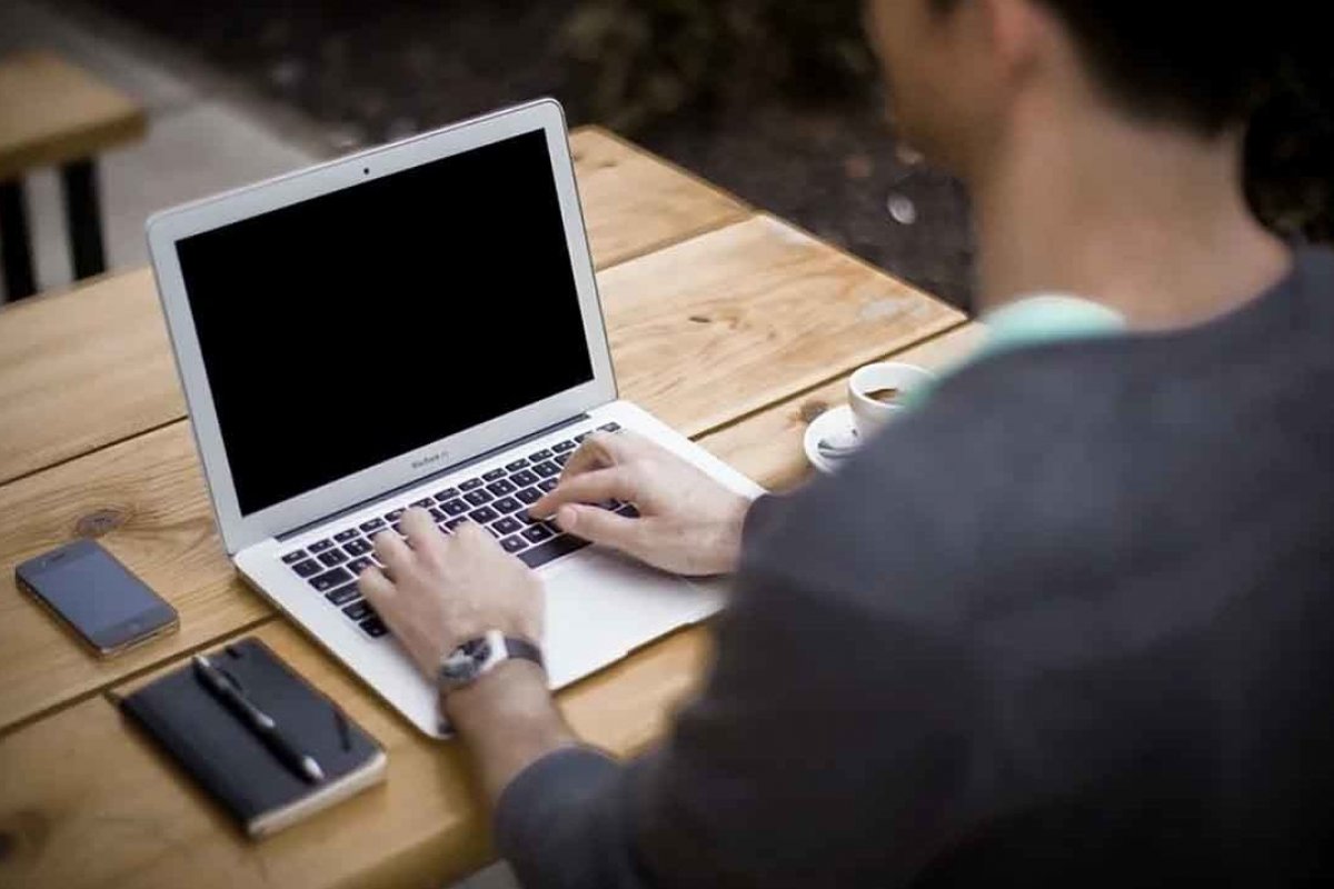 Empresas aprovam semana de quatro dias de trabalho no Reino Unido 