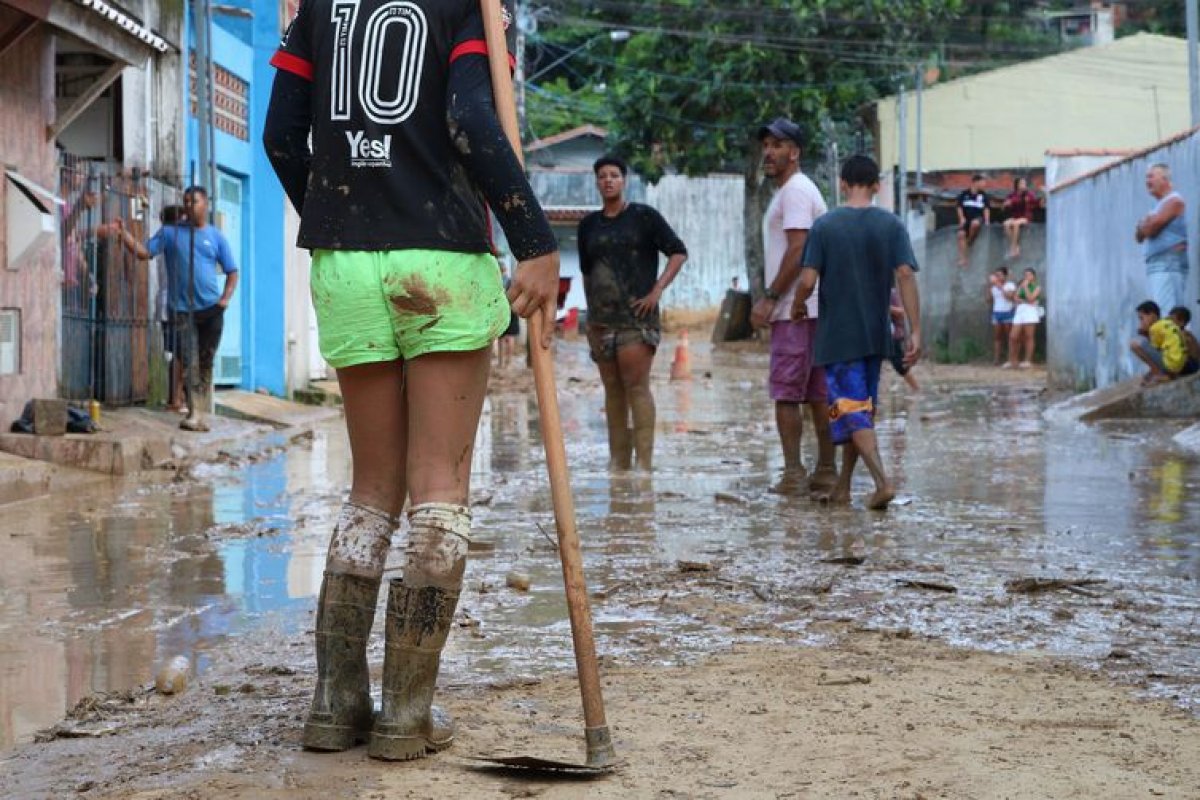 Abastecimento de água é parcialmente restabelecido em São Sebastião (SP)