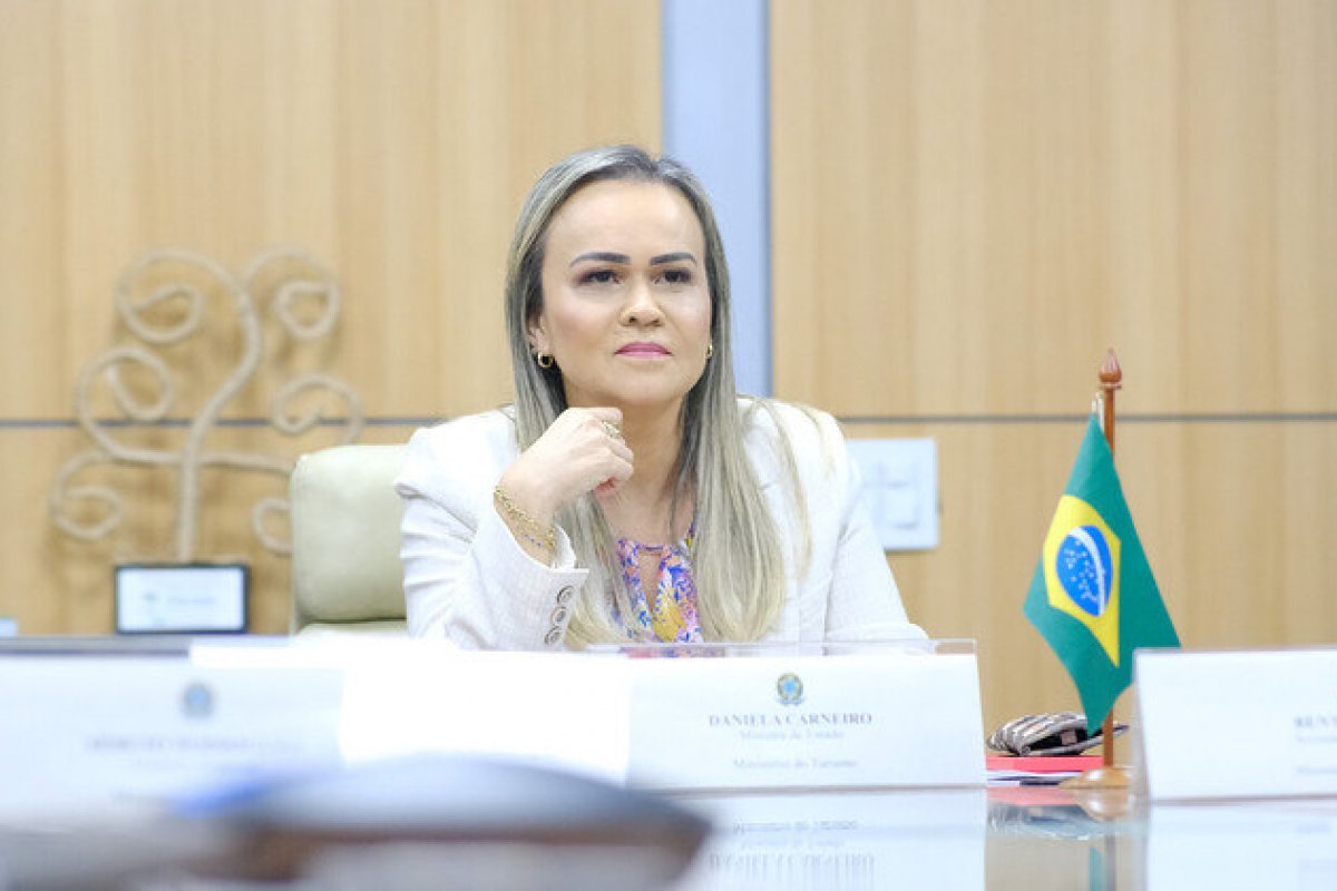 Ministra do Turismo não vai a festejos de Carnaval, evento mais importante para o setor no país