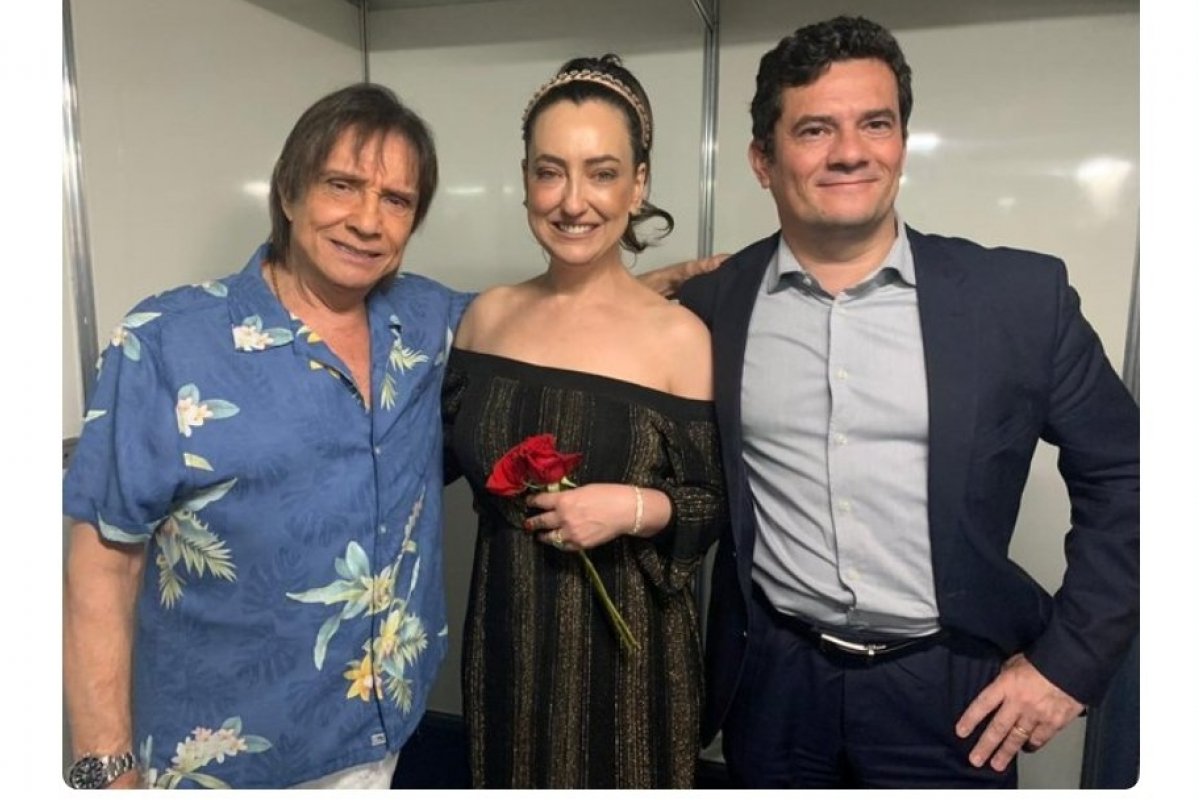 Roberto Carlos homenageia Sérgio Moro durante show em Curitiba