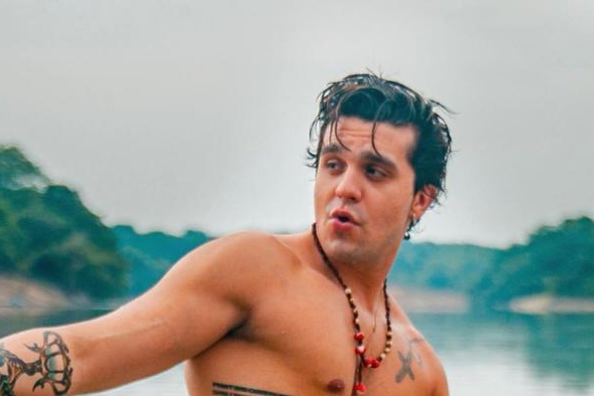 Luan Santana surge sem camisa no Rio Amazonas 