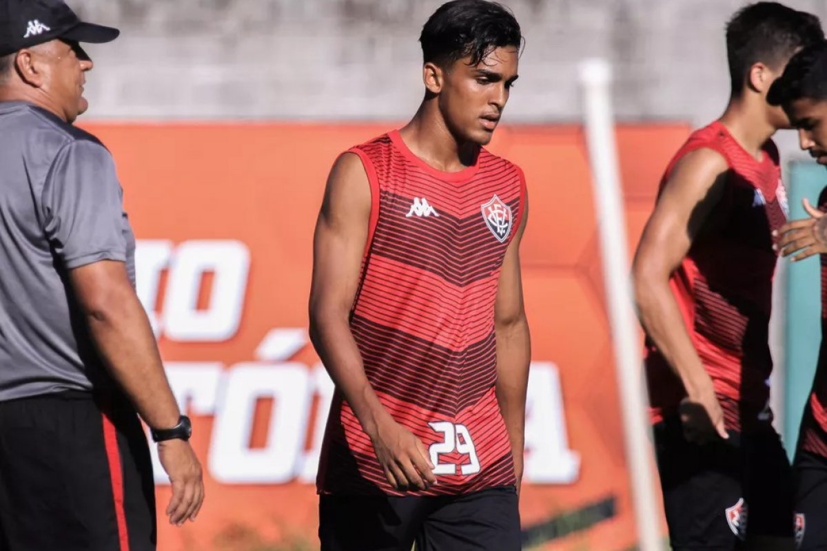 Vitória rescinde contrato de Figueiredo após acordo