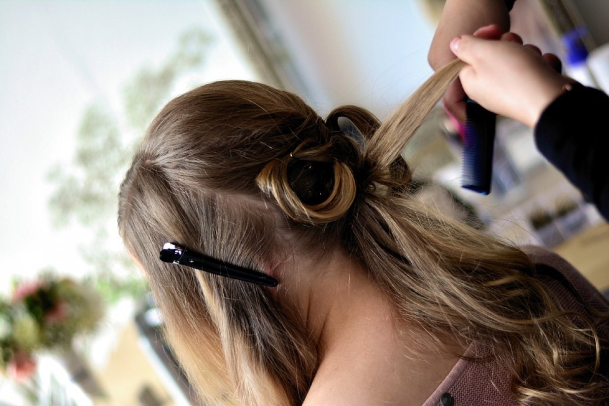 Uso de produtos químicos no cabelo pode trazer riscos, alerta Ministério da Saúde