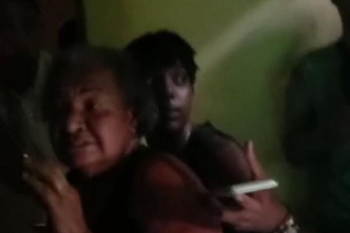 Vídeo: Traficantes fazem uma idosa refém no bairro da Engomadeira