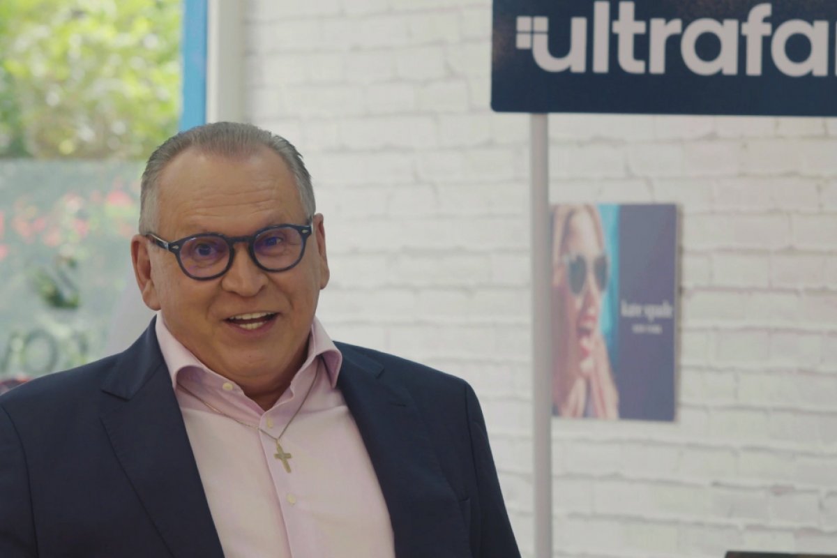 Sidney Oliveira anuncia crescimento das Óticas Ultrafarma em novo filme! 