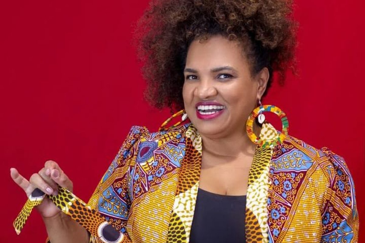 Mulher Negra decide ser professora para ensinar mãe a ler e escrever! 