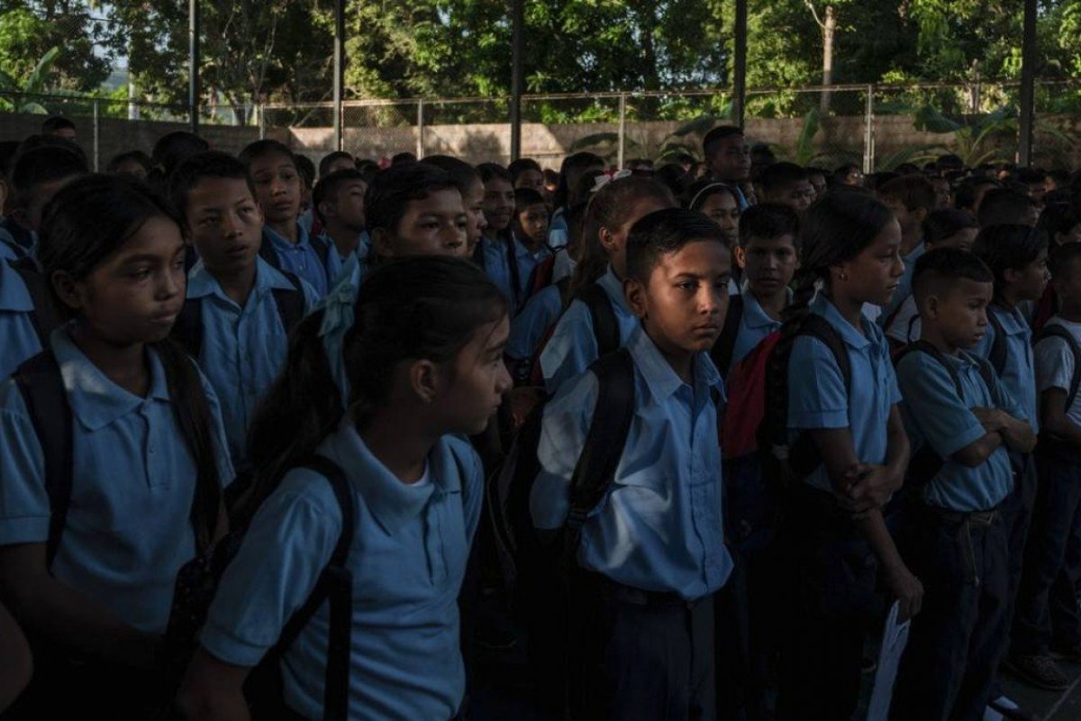 Na Venezuela, alunos desmaiam de fome nas escolas 