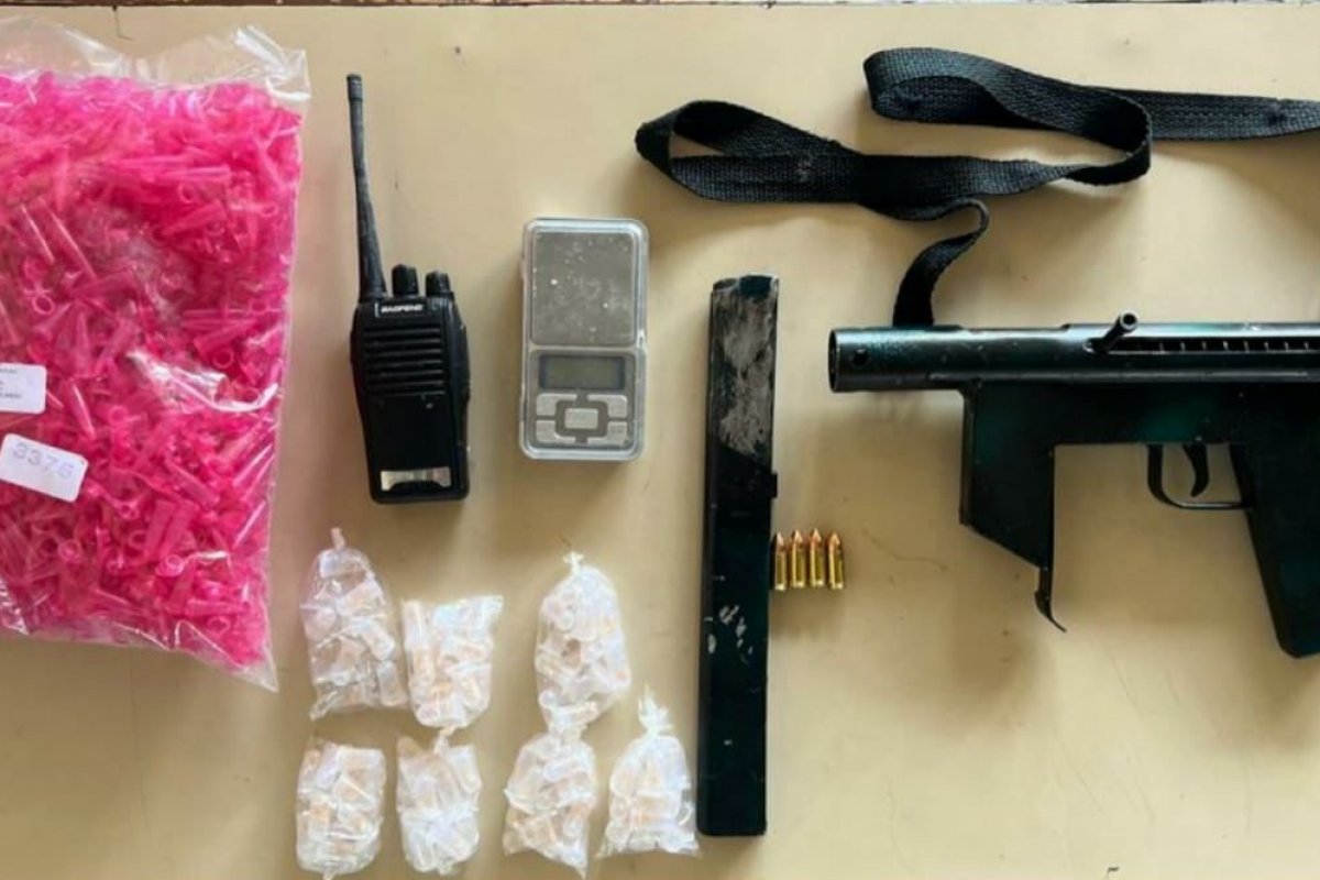 PM localiza traficante com submetralhadora e drogas no sudoeste da Bahia