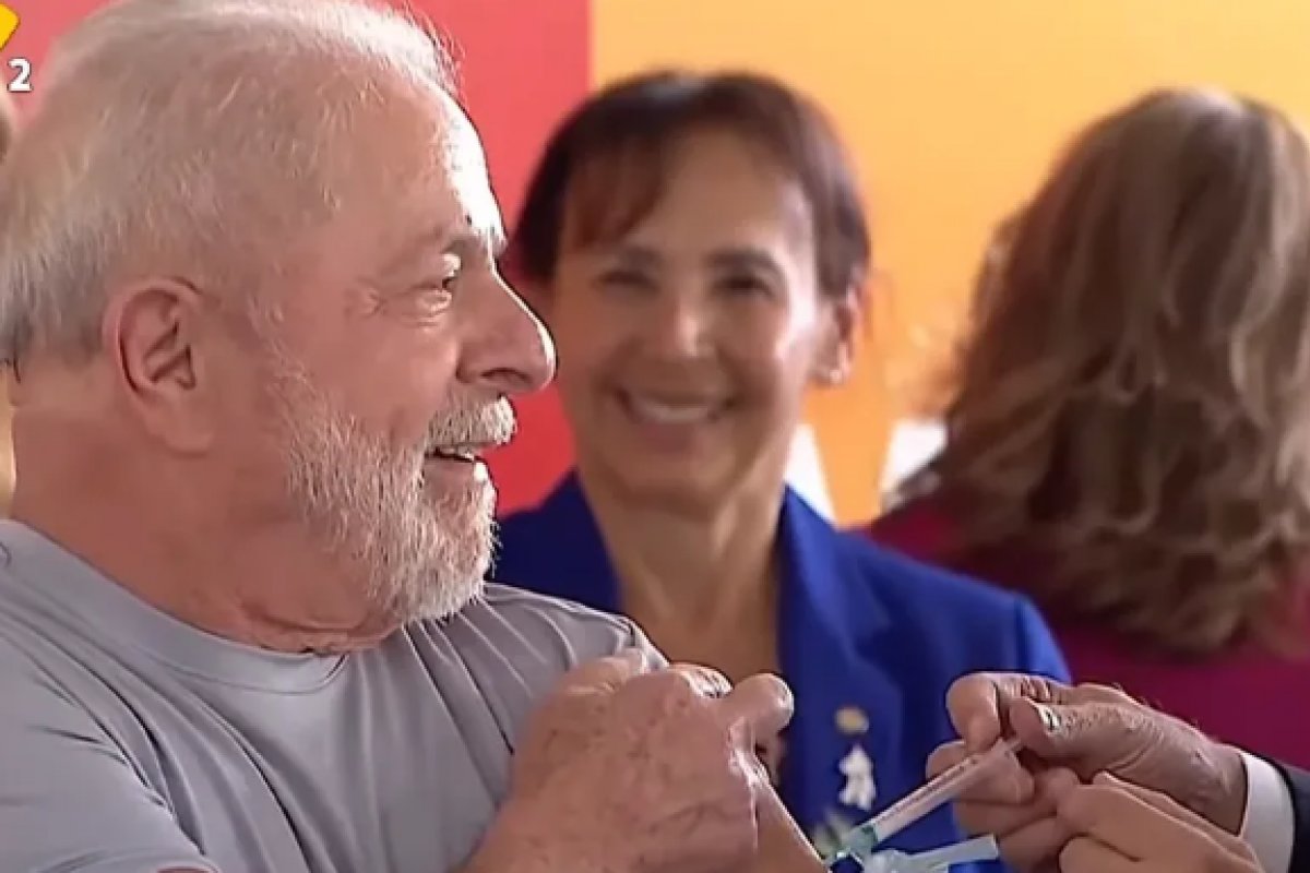 Lula é vacinado contra Covid-19 por Alckmin na abertura da campanha nacional de vacinação 