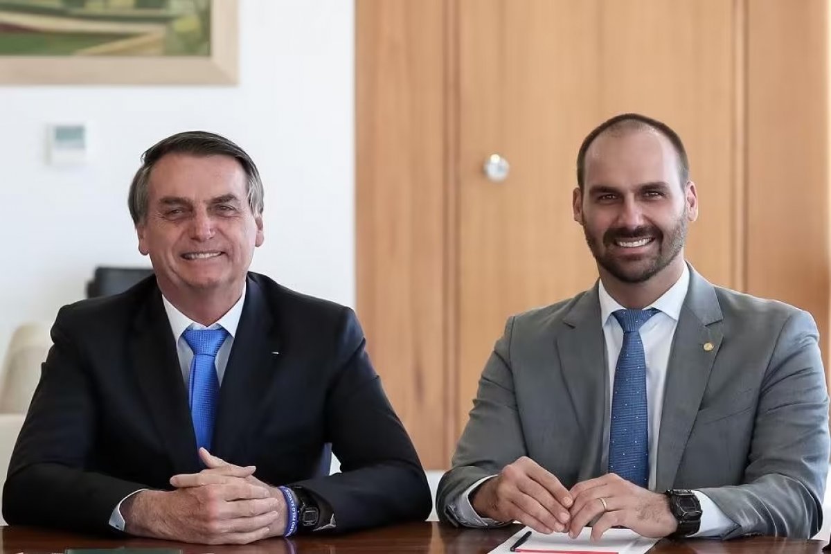 Bolsonaro Store: Eduardo divulga lançamento de calendário do ex-presidente
