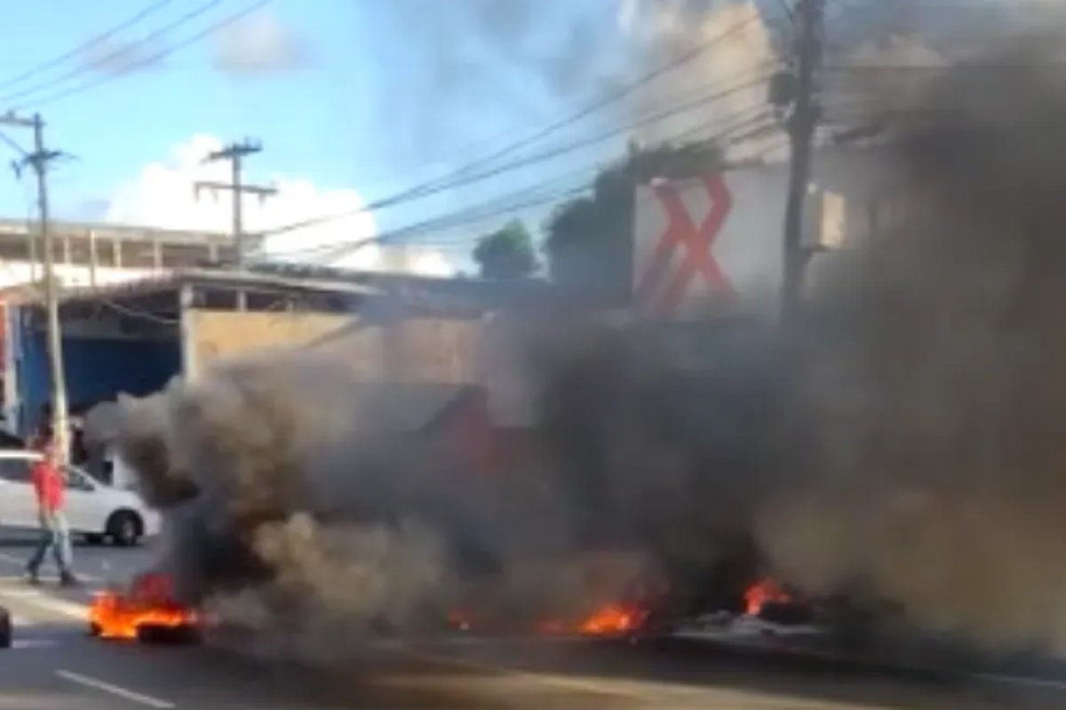 Manifestantes colocam fogo em pneus e bloqueiam fluxo na Avenida San Martin em Salvador