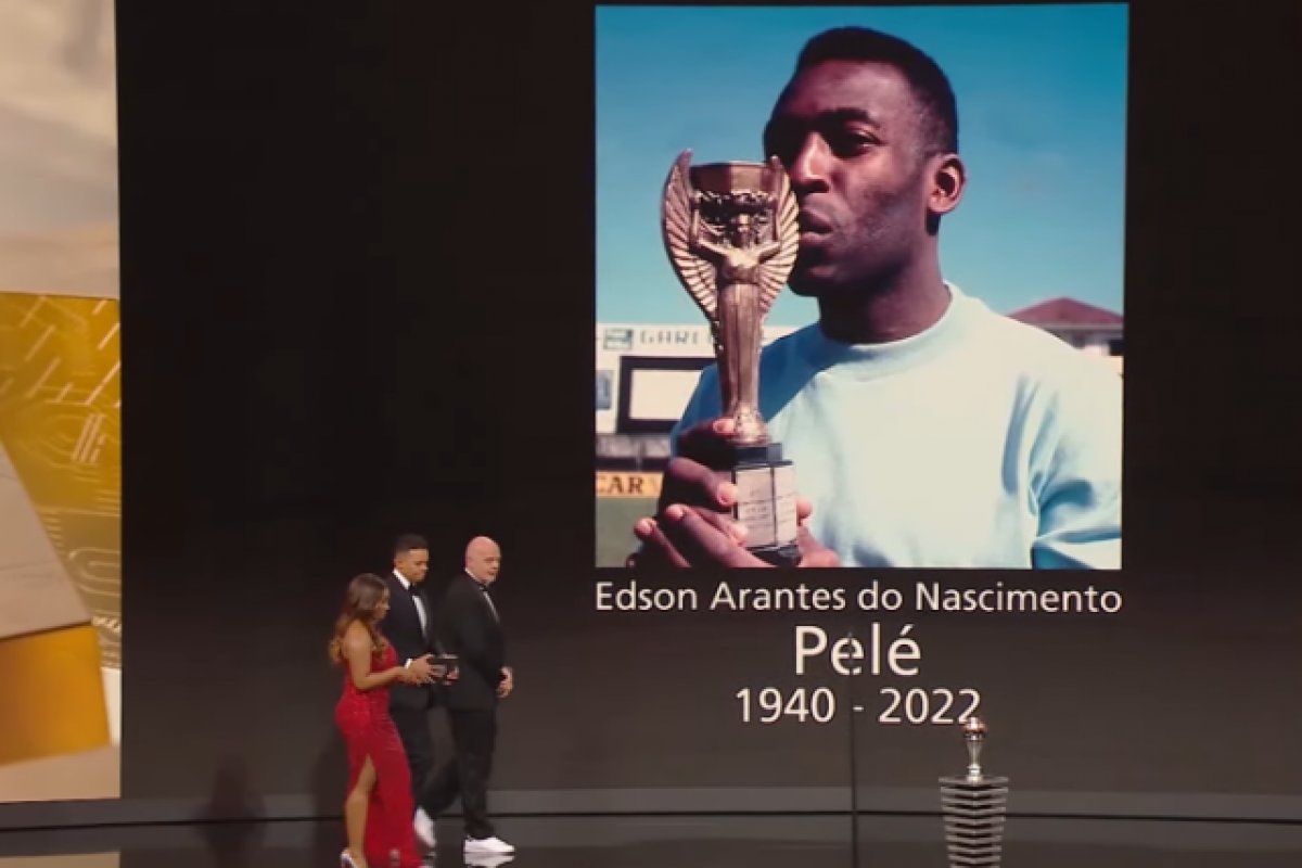 Pelé é homenageado na premiação The Best