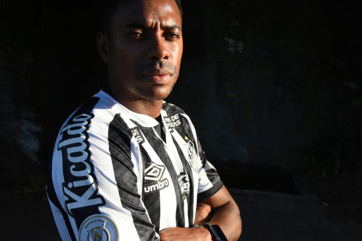 Jurista prevê decisão sobre prisão de Robinho em até seis meses