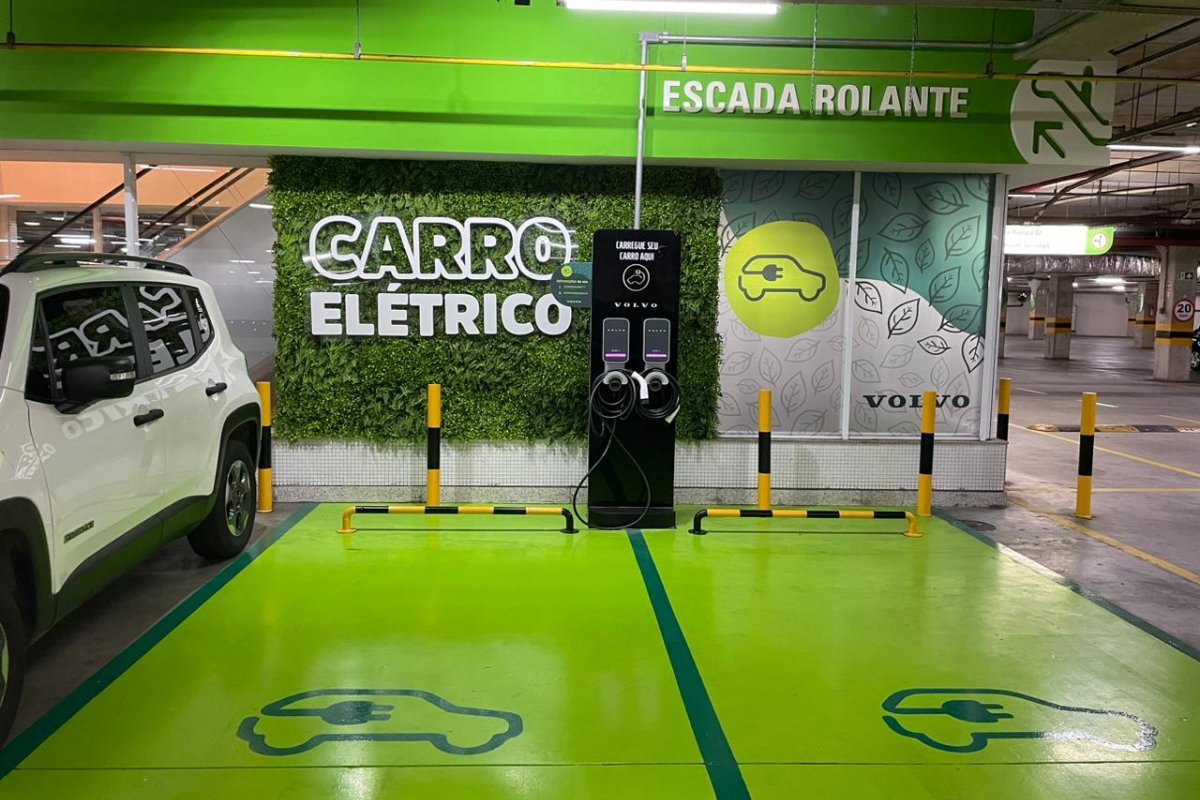 Carros elétricos podem ser recarregados em shopping de Salvador